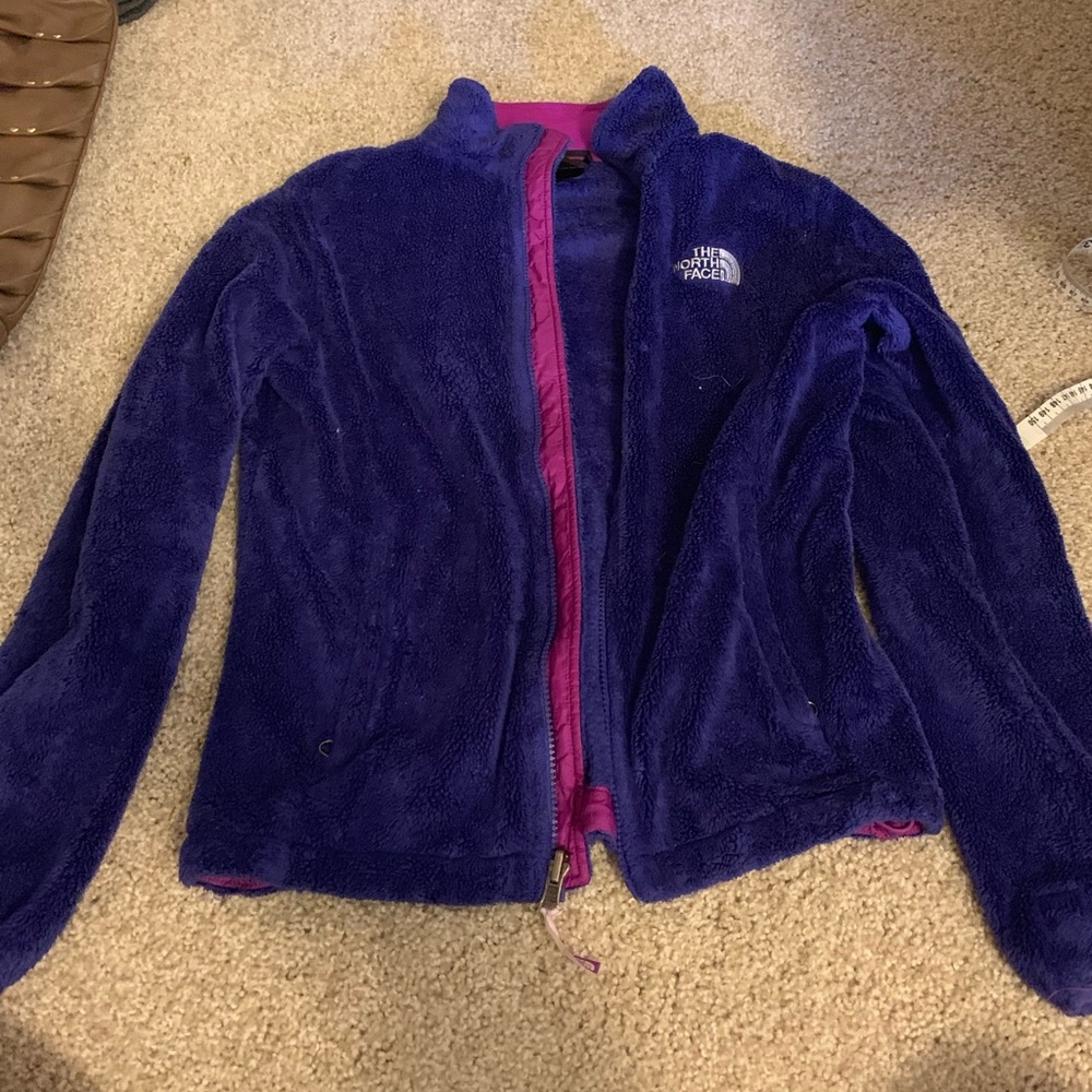 Dark blue north face jacket